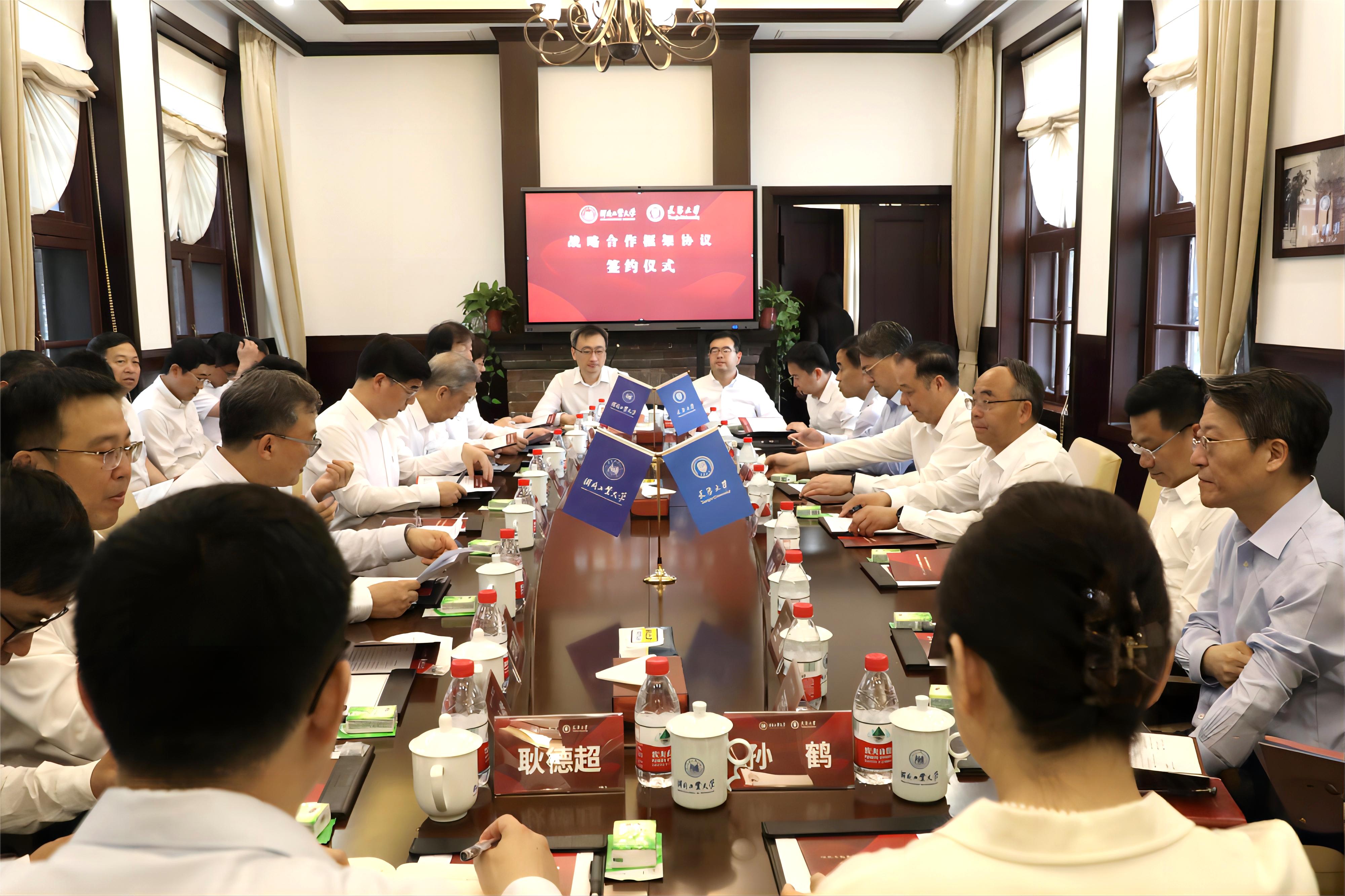 02 河北AC米兰与天津大学战略合作框架协议签约会场（韩旭 杨贤金.jpg